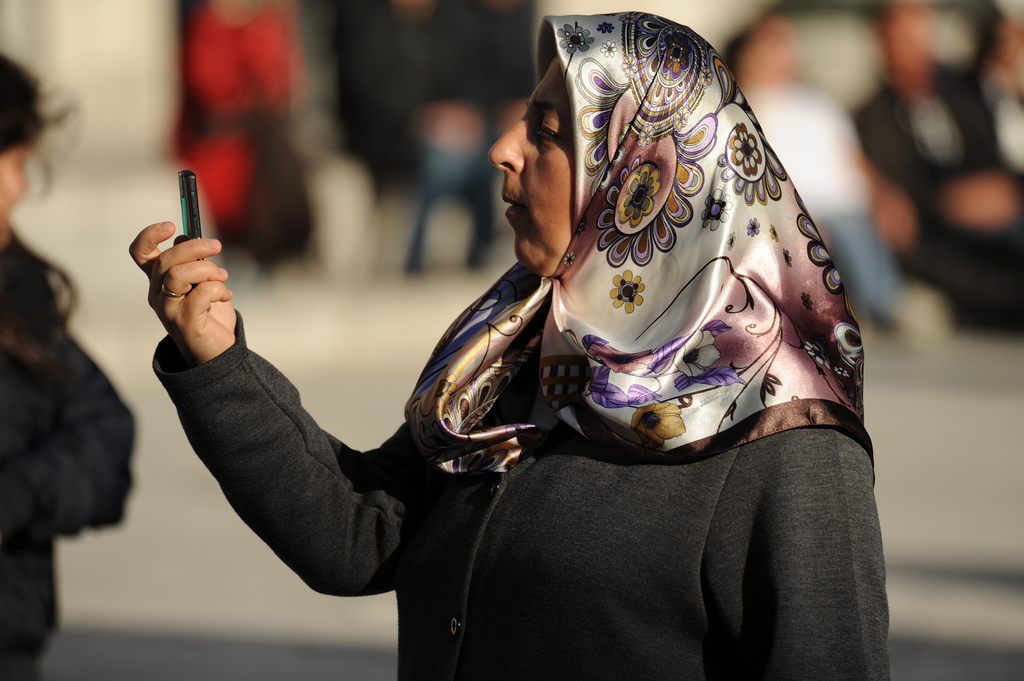 mobile-woman-istanbul